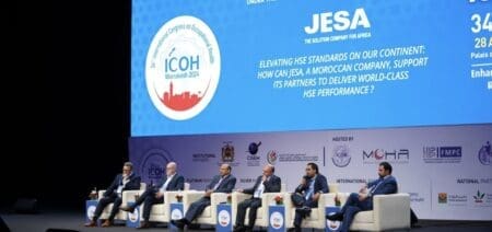 Santé au travail : Comment JESA veut booster les performances HSE des entreprises Durant sa présentation, Zakaria Taha, Directeur HSE à JESA, a dévoilé les différents outils développés par l’entreprise dans le volet de la santé et la sécurité au travail, ainsi que la digitalisation des procédures au profit de ses partenaires. Il a expliqué les étapes de la formation des collaborateurs et des superviseurs des entreprises qui est assurée par JESA Institute et le Groupe OCP, à travers des sessions théoriques et des démonstrations en arabe et en français. «Ces formations visent à préparer les travailleurs à exercer en toute sécurité, en faisant face aux risques de santé et de sécurité au travail présents sur le site, et à renforcer les compétences clés des superviseurs afin de garantir un niveau élevé de méthodes et d’outils d’atténuation des risques en matière de santé, de sécurité et d’environnement pour des sites exempts d’incidents», a souligné Zakaria Taha, lors de sa présentation.
