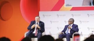 Selon le milliardaire nigérian, la raffinerie de son groupe cible via ses 650.000 barils/j de capacité de raffinage, le renforcement de l’autonomie du continent en matière énergétique, mais aussi son autosuffisance d’ici les quatre prochaines années, dans la production de potasse et de phosphate, sans oublier le doublement, dans les 20 prochaines années de la capacité de production d’urée, à six millions de tonnes.