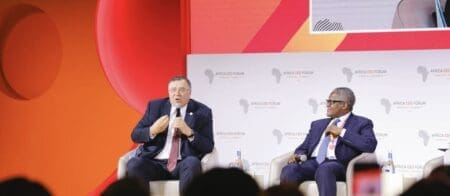 Selon le milliardaire nigérian, la raffinerie de son groupe cible via ses 650.000 barils/j de capacité de raffinage, le renforcement de l’autonomie du continent en matière énergétique, mais aussi son autosuffisance d’ici les quatre prochaines années, dans la production de potasse et de phosphate, sans oublier le doublement, dans les 20 prochaines années de la capacité de production d’urée, à six millions de tonnes.