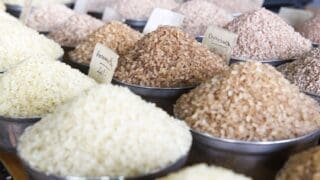 L'onde de choc de l'embargo de l'Inde, premier fournisseur de riz (40% des exportations mondiales en 2022), a été moins forte que prévu, avec une hausse des prix mondiaux de 30%, loin des records historiques de 2008, selon le rapport annuel sur les marchés des matières premières CyclOpe, présenté mardi 14 mai à Paris.