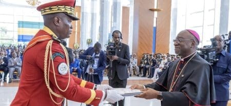 Ce rapport a été remis au chef de l’Etat par le Président du Bureau du Dialogue national inclusif, Monseigneur Jean-Patrick Iba-Ba. Ce dernier a invité le Président de la République à «mettre ces résolutions en œuvre pour l’avènement d’un Gabon auquel tous les Gabonais aspirent.»