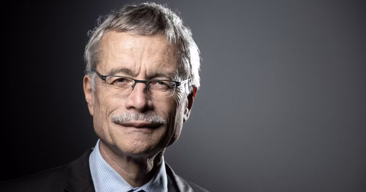 France. Renaud Van Ruymbeke, l’incorruptible et courageux juge d’instruction, est mort À la retraite depuis 2019, ce grand amateur de football, par ailleurs pianiste émérite, a été un des juges emblématiques de la lutte contre la corruption en France et a instruit certaines des affaires politico-financières les plus sensibles des dernières décennies.