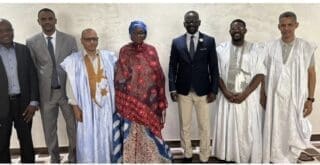 Pour beaucoup d’observateurs, l’élection présidentielle du 29 juin prochain n’a pas d’enjeu véritable, à part,  peut-être, celui de savoir si le président Mohamed Ould Cheikh El-Ghazouani passera au premier tour, comme en 2019, (52%) ou s’il sera forcé à défendre son fauteuil après un second round où l’opposition devra s’unir pour montrer qu’elle existe malgré la débâcle de juin 2023 lors d’élections municipales, législatives et régionales gagnées haut la main par un parti au pouvoir au meilleur de sa forme et bénéficiant du déclin de l’opposition traditionnelle représentée par l’APP (Alliance populaire progressiste), du RFD (Rassemblement des forces démocratiques), de l’AJD/MR (Alliance pour la justice et la démocratie, mouvement de la rénovation) et l’UFP (Union des forces de progrès).