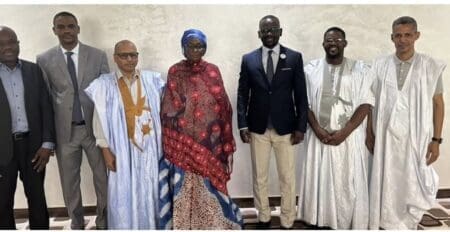 Pour beaucoup d’observateurs, l’élection présidentielle du 29 juin prochain n’a pas d’enjeu véritable, à part,  peut-être, celui de savoir si le président Mohamed Ould Cheikh El-Ghazouani passera au premier tour, comme en 2019, (52%) ou s’il sera forcé à défendre son fauteuil après un second round où l’opposition devra s’unir pour montrer qu’elle existe malgré la débâcle de juin 2023 lors d’élections municipales, législatives et régionales gagnées haut la main par un parti au pouvoir au meilleur de sa forme et bénéficiant du déclin de l’opposition traditionnelle représentée par l’APP (Alliance populaire progressiste), du RFD (Rassemblement des forces démocratiques), de l’AJD/MR (Alliance pour la justice et la démocratie, mouvement de la rénovation) et l’UFP (Union des forces de progrès).