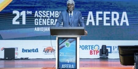 "De 2012 à 2023, l’Etat de Côte d’Ivoire a engagé plus de 1700 milliards de FCFA de travaux financés par le Fonds d’Entretien routier (FER) sur toute l’étendue du territoire national améliorant, de façon considérable, l’état du réseau ainsi que les conditions de circulation des biens et des personnes, même dans les zones les plus reculées", a précisé M. Mambé.
