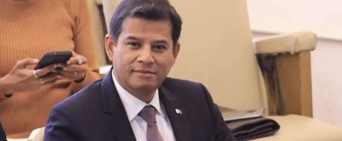 Télécoms : Antananarivo hausse le ton contre les opérateurs Le gouvernement malgache envisage de prendre des mesures «drastiques» à l’endroit des opérateurs télécoms si ces derniers ne baissent pas les tarifs de leurs services Internet, a révélé Tahina Razafindramalo, ministre du Développement numérique, des Postes et des Télécommunications à l’occasion de la Journée mondiale des télécommunications et de la société d’information.