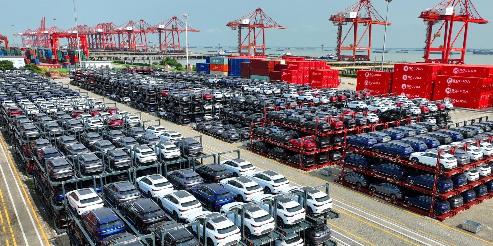 Compte tenu du conflit commercial mondial qui règne, les marchés émergents tels que l'Amérique latine et l'Afrique deviennent donc des destinations plus attrayantes que jamais pour les entreprises chinoises. Les Africains pourraient subir les conséquences de ces nouveaux flux commerciaux et de cette nouvelle concurrence technologique et économique de différentes manières, en fonction de leur approche en tant que consommateurs ou travailleurs.