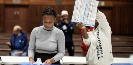 Selon plusieurs sondages, l’ANC qui détient actuellement 230 des 400 sièges (57,50%) à l'Assemblée nationale, pourrait bien perdre sa majorité au Parlement, pour la première fois depuis les premières élections démocratiques tenues en 1994 et serait donc contraint de nouer des alliances avec d’autres partis pour pouvoir encore gouverner.
