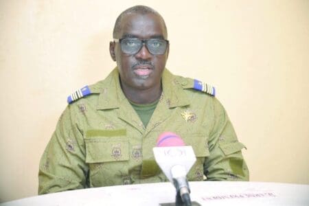 Nigériens arrêtés au Bénin : Niamey parle de « provocation » "Toutes ces personnes kidnappées et gardées en otage ont pourtant pris un vol régulier en accomplissant toutes les formalités aéroportuaires au départ de Niamey comme à l'arrivée à l'aéroport international Cardinal Bernardin Gantin de Cotonou", a indiqué la présidence nigérienne dans un communiqué lu à la télévision publique par le Colonel-major Abdourahamane Amadou, porte-parole du Conseil National pour la Sauvegarde de la Patrie (CNSP), l'organe militaire au pouvoir.