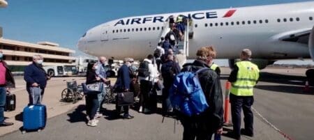 Cette tolérance est uniquement faite pour améliorer les statistiques. Je veux bien que le nombre d’intervenants nécessaires à assurer le départ d’un avion soit très important et de nature diverse, mais après tout le contrat qui relie les consommateurs à leur producteur décrit bien un horaire de départ et d’arrivée. Or les compagnies aériennes, sachant qu’il leur est difficile d’assurer un départ à l’heure exacte prévue, rallongent artificiellement les temps de trajet de manière à assurer une arrivée dans les temps.