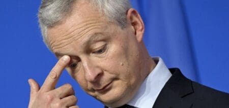 Notation financière : Standard & Poor’s dégrade la France Il s'agit de la première dégradation de la note française depuis 2013 par S&P. L'agence américaine accompagne cette note d'une perspective « stable », indiquant qu'elle n'envisage pas de modification de celle-ci à moyen terme. Ce score évalue la capacité d'un pays à rembourser ses dettes. Une bonne note écarte la perspective d'un défaut de paiement : elle est gage de confiance pour les investisseurs. La meilleure note symbole d'une excellente gestion est AAA, la pire est C ou D (défaut de paiement) selon les agences : S&P, Moody's et Fitch pour les principales.