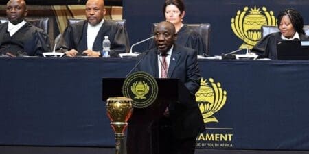 L'investiture du chef de l'Etat, 71 ans, devrait se dérouler mercredi à Pretoria, selon une source gouvernementale. "C'est un jour historique" et "le début d'un nouveau chapitre de construction, de coopération", a commenté vendredi le leader de la DA, John Steenhuisen, disant se "réjouir de travailler" avec M. Ramaphosa et ses équipes.