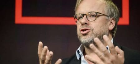 Christophe Deloire était « un défenseur sans relâche, sur tous les continents, de la liberté, de l’indépendance et du pluralisme du journalisme, dans un contexte de chaos informationnel », poursuit RSF. « Le journalisme était le combat de sa vie qu’il a mené avec une conviction inébranlable », ajoute l’ONG.