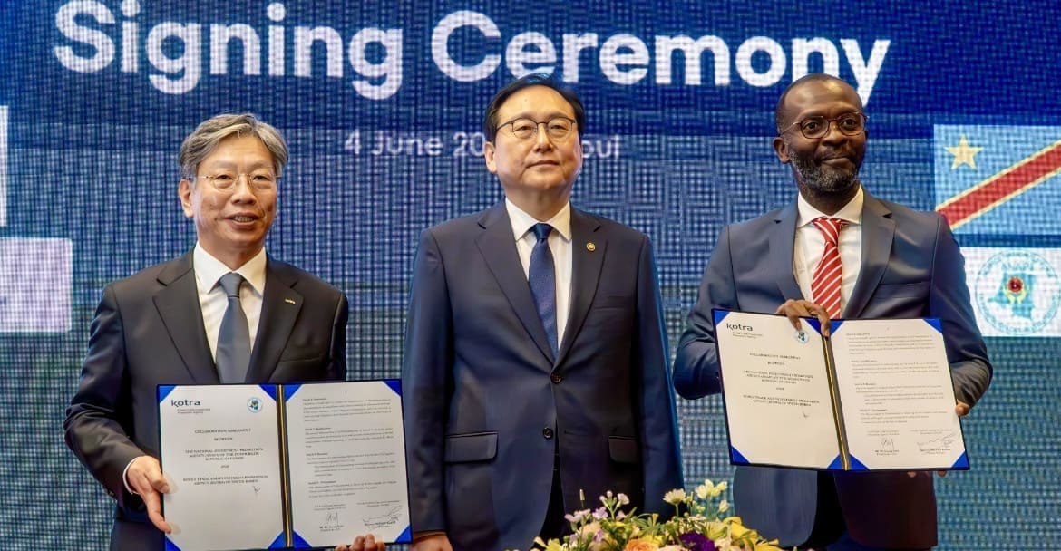 Corée du Sud- RDC : La KOTRA et l’ANAPI s’engagent pour dynamiser les investissements entre les deux pays Cet accord marque une volonté partagée de renforcer les liens économiques et commerciaux entre la RDC et la Corée du Sud, ouvrant ainsi de nouvelles perspectives de coopération pour les secteurs privés des deux pays. L'objectif principal de ce protocole d'accord est de promouvoir les relations économiques en favorisant les investissements, les échanges commerciaux et le transfert de savoir-faire entre la RDC et la Corée du Sud. Il établit les bases d'une collaboration accrue entre l'ANAPI et KOTRA dans l'échange d'informations et la promotion réciproque des opportunités d'investissements dans divers domaines.