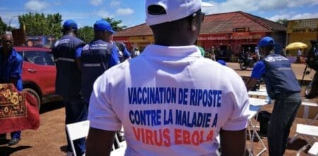 Francisco Luquero, responsable des épidémies à fort impact chez GAVI, a indiqué que la vaccination des personnels en première ligne dans les pays africains où le virus Ebola est endémique constituerait un pas de géant dans la réduction du nombre de cas et de décès liés à cette maladie hautement infectieuse.