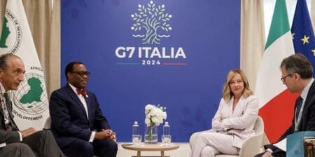 L’Italie s’est engagée à se joindre aux efforts des États-Unis et de l’Union européenne pour promouvoir le développement durable le long du corridor de Lobito (Angola-RDC-Zambie), en mobilisant une contribution additionnelle de 320 millions de dollars pour soutenir cette infrastructure ferroviaire stratégique. Le corridor de Lobito est un tronçon de chemin de fer qui serpente à travers des régions riches en minerais et en pétrole de l’Angola, de la République démocratique du Congo et de la Zambie. Il relie l’Afrique centrale et l’Afrique australe et donne accès à l’Afrique de l’Est et à l’océan Atlantique. 