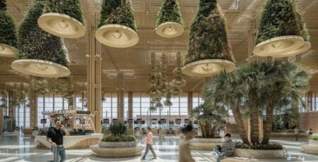 Jardin des merveilles : l’expérience de Bangalore peut-elle faire éclore un aéroport Guerlain sur l’Arc Atlantique ? Le pavillon des Comores à l’Exposition universelle de Dubaï anticipait déjà de grandes mutations avec des fleurs colorées et animaux magiques, comme les cœlacanthes, une espèce rare de poisson, fabriqués à partir de plastiques recyclés. Inspiré par la réputation de «ville-jardin» de Bangalore, le terminal 2 de l'aéroport international Kempegowda desservant la ville de Bangalore en Inde connecte désormais les passagers à la nature à chaque étape de leur voyage.