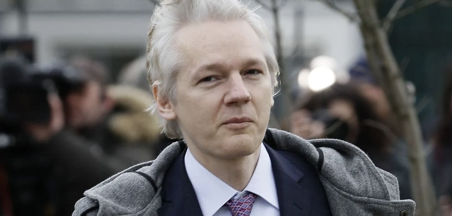 Royaume-Uni : Le fondateur de WikiLeaks a été libéré Selon WikiLeaks, l'Australien de 52 ans a quitté la prison de Belmarsh ce lundi matin. Il a été libéré par la justice britannique à l'aéroport londonien de Stansted dans l'après-midi, d'où il a embarqué à bord d'un avion et a quitté le Royaume-Uni.