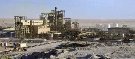 Niger : La junte pousse insidieusement l’ex-Areva vers la sortie A rappeler qu’Orano exploite actuellement Somaïr, la seule mine en activité du pays, permettant au Niger d’assurer 4 % de la production mondiale d’uranium en 2022. Grâce à cette mine, Orano assure environ 15 % des besoins français en uranium.