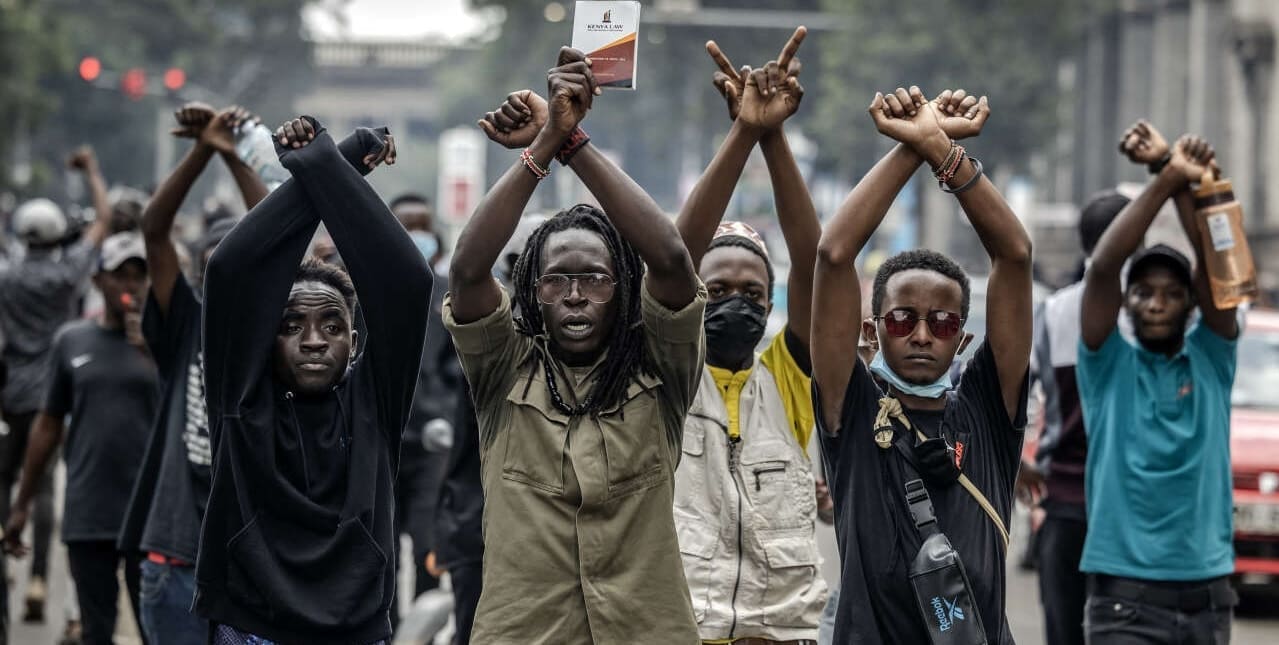 Kenya : La rue fait reculer Ruto sur les hausses d’impôt Le recul de William Ruto intervient suite à des manifestations qui ont secoué Nairobi, ces derniers jours, mobilisant des milliers de citoyens afin de faire pression sur le Parlement pour qu'il n'adopte pas le projet de loi de Finances en l’état (ndlr : avec la hausse du taux de la TVA et de la taxe sur les transferts par mobile money).