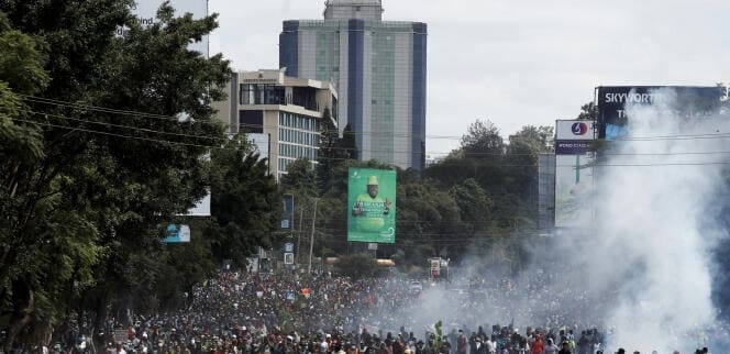 Kenya : Contesté par la rue, William Ruto dans la tourmente Ce mouvement de contestation contre les taxes, baptisé "Occupy Parliament" ("Occuper le Parlement"), a été lancé sur les réseaux sociaux peu après la présentation au Parlement le 13 juin du projet de budget 2024-2025 prévoyant notamment une TVA de 16% sur le pain et une taxe annuelle de 2,5% sur les véhicules particuliers.