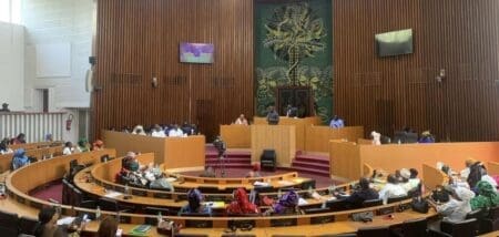 La Déclaration de politique générale, prévue par l'article 55 de la Constitution, permet au Premier ministre de présenter son programme de gouvernement lors d'une plénière à l'Assemblée nationale. Les députés peuvent à cette occasion déposer une motion de censure contre le gouvernement.