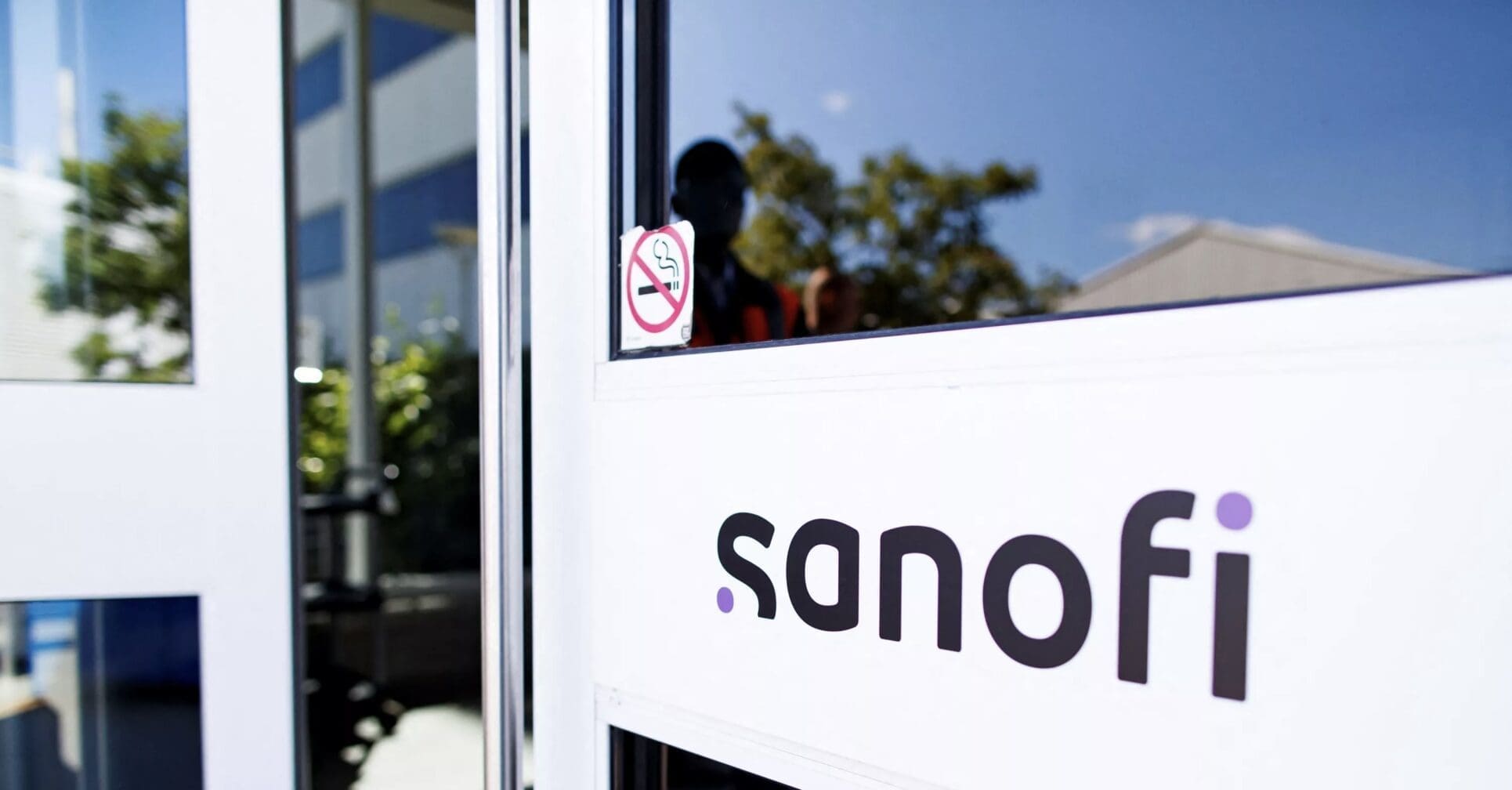 Vaccin contre la polio : Sanofi partage la fabrication avec Biovac en Afrique Le partenariat prévoit que Sanofi continue de produire le vaccin sous forme de vrac, c'est-à-dire en très grandes quantités, et que Biovac se charge des dernières étapes de sa formulation, du conditionnement et de sa distribution dans les pays africains membres de l'Alliance du vaccin (Gavi).