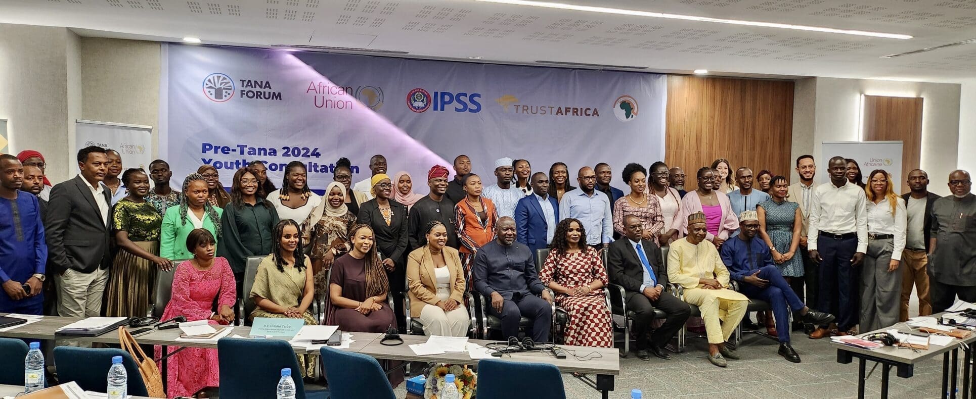 La cérémonie d’ouverture du Pré-Tana a été marquée par les discours de plusieurs personnalités éminentes. Dr. Ebrima Sall, Directeur Exécutif de TrustAfrica, a contextualisé le thème lors de sa prise de parole. «La jeunesse africaine est au cœur de la problématique de la paix et de la démocratie en Afrique et dans le monde aujourd’hui. Beaucoup de jeunes sont enrôlés dans les mouvements armés mais ils sont également impliqués dans les processus de paix.»