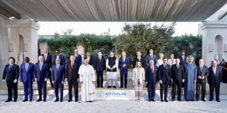 Au G7, le président kényan plaide pour une refonte du système mondial de prêt M. Ruto a appelé le groupe des Sept pays riches, à "plaider vigoureusement" en faveur d'une refonte du système financier mondial, pour donner aux pays du Sud "l'accès à des financements à conditions préférentielles, à long terme et souples, ainsi qu'une voix et un rôle plus importants dans la prise de décision."
