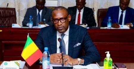 Abdoulaye Diop : «Le sort des pays l’Alliance des Etats du Sahel (AES) ne va pas se décider à Bruxelles, Paris, Washington ou à Londres» Diop a souligné qu'«il nous faut, à travers l'Alliance des Etats du Sahel, proposer une alternative d'avoir une organisation qui ne soit pas pilotée par l'extérieur, une organisation qui ne devient pas un danger pour ses membres, pour ses populations. Comment peut-on travailler à rapprocher nos populations en mettant en place une autre façon de faire ?»