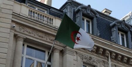 "La représentation diplomatique algérienne en France est désormais du ressort d'un chargé d'affaires", a indiqué le ministère des Affaires étrangères dans un communiqué, dénonçant un "pas qu'aucun autre gouvernement français avant lui n'avait cru devoir franchir."