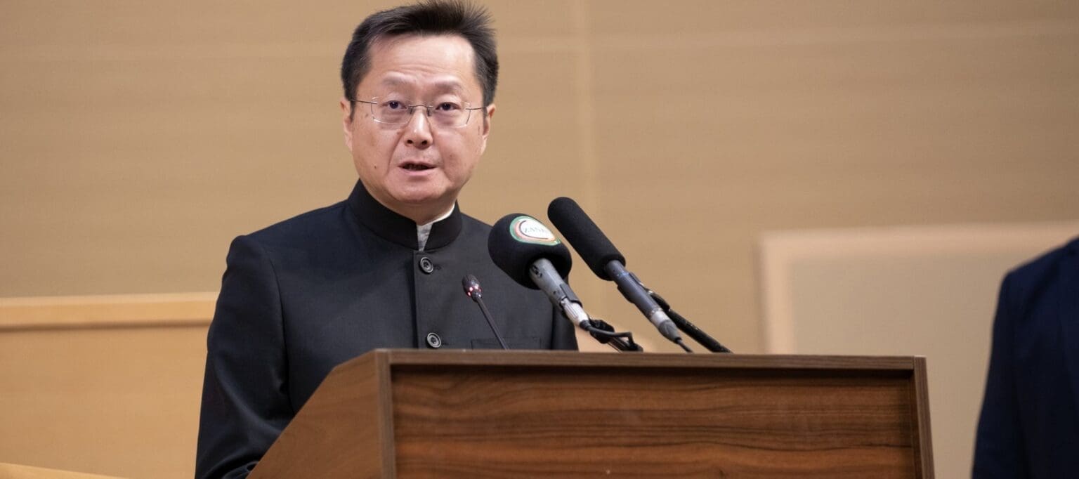 Du Xiaohui, nouveau Directeur Afrique au ministère chinois des Affaires étrangères Contrairement à son prédécesseur, Du Xiaohui a plus une expérience diplomatique européenne qu’africaine. Il a occupé le poste d’ambassadeur en Zambie pour une période d’à peine deux ans, de mai 2022 à mai 2024. Avant, il était en poste en Allemagne et en Autriche. Il a un profil similaire à celui de son homologue en RD Congo, Zhao Bin, qui lui aussi a plus une expérience européenne qu’africaine.