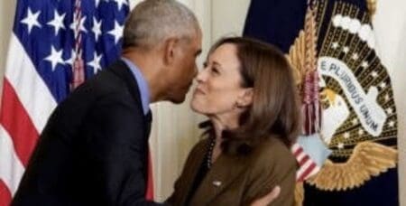 L'ancien président des États-Unis écrit sur les réseaux sociaux : «Plus tôt cette semaine, Michelle et moi avons appelé notre amie Kamala Harris. Nous lui avons dit que nous pensons qu'elle ferait une fantastique présidente des États-Unis et qu'elle avait tout notre soutien. Durant cette période critique pour notre pays, nous allons faire tout notre possible pour qu'elle gagne en novembre.»