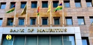 Maurice, la planque fiscale de groupes miniers en Afrique Le défi posé par l'île réside dans la nature de son régime d’imposition particulièrement généreux comparativement à ceux de nombreux pays africains. Sa législation fiscale prévoit notamment un impôt sur les sociétés de 15% contre une moyenne mondiale de 25%. De plus, les activités de ports francs, utilisées principalement dans le secteur extractif pour stocker les ressources et spéculer sur la hausse des prix, y sont les bienvenues.