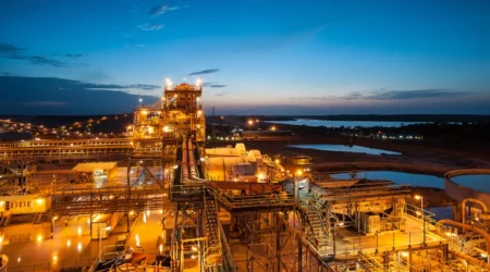 Un cercle fermé au sein duquel, les différents pays ont des statuts différents. Dans le secteur pétrolier, la Libye, l’Angola et le Nigeria peuvent se targuer du statut de poids lourds africains. L’Algérie et l’Égypte demeurent depuis plusieurs années en pole position derrière ce peloton de tête, talonnés par la République Démocratique du Congo, le Gabon, et la Guinée Équatoriale. Un classement en passe d’être chamboulé par la montée en puissance de plusieurs ex-poids plume dont la Côte d’Ivoire, le Sénégal et la Namibie.