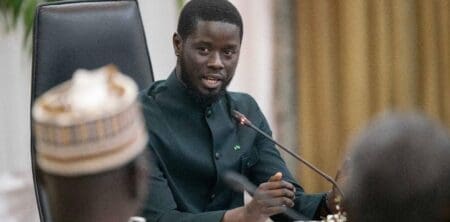 Le gouvernement sénégalais va rompre un contrat de 700 millions d'euros conclu il y a trois mois sous l'ancienne présidence avec un groupe saoudien pour la fourniture d'eau et la construction d'une usine de dessalement, a dit jeudi à l'AFP le ministre chargé de l'Eau Cheikh Tidiane Dièye. C'est le premier contrat d'une telle importance avec une firme étrangère dont les nouvelles autorités annoncent publiquement la dénonciation.