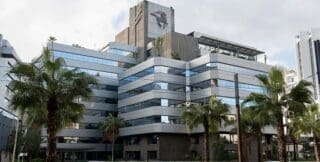 Le groupe BCP est l’une des premières institutions bancaires du Maroc. Il tire sa force de ses valeurs de solidarité et de son organisation unique au Maroc. Il est composé de 8 Banques Populaires Régionales (BPR) à vocation coopérative, de la Banque Centrale Populaire (BCP), organe central du Groupe, de forme société anonyme cotée en Bourse, de filiales spécialisées, de fondations et de banques et représentations à l’étranger. Le groupe BCP est présent