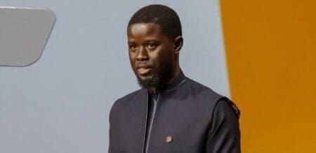 Marié sous le régime de la séparation de biens, son salaire mensuel s’élève à 4 859 302 FCFA, soit environ 7419 euros . Parmi ses actifs, on compte deux comptes bancaires courants avec un solde de 22 234 257 FCFA. Les dettes du Président Bassirou Diomaye Faye s’élèvent à 38 millions FCFA, avec des restes à payer de 30 964 613 FCFA.