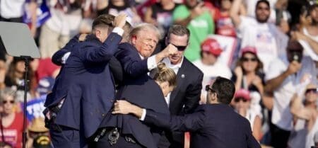 L’ex-président américain Donald Trump a été blessé mais se porte bien à la suite de tirs lors d’un meeting samedi qui ont coûté la vie à un spectateur, ayant été évacué avec du sang sur l’oreille à quelques jours de son investiture officielle comme candidat républicain.
