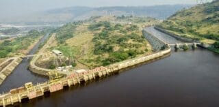 Selon des analystes, comme les précédentes tentatives, les discussions en cours ne déboucheront pas forcément sur une relance de ce projet qui a été retardé à plusieurs reprises par les désaccords entre Kinshasa et les divers partenaires qui se sont succédé. On peut notamment citer la Banque mondiale, la China Three Gorges Corporation, l'espagnol Actividades de Construccion y Servicios et même la société australienne Fortescue, annoncée sur le projet en 2023.