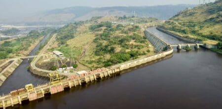Selon des analystes, comme les précédentes tentatives, les discussions en cours ne déboucheront pas forcément sur une relance de ce projet qui a été retardé à plusieurs reprises par les désaccords entre Kinshasa et les divers partenaires qui se sont succédé. On peut notamment citer la Banque mondiale, la China Three Gorges Corporation, l'espagnol Actividades de Construccion y Servicios et même la société australienne Fortescue, annoncée sur le projet en 2023.