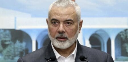 «(Notre) frère, le dirigeant, le mujahid Ismaïl Haniyeh, le chef du mouvement, est mort dans une frappe sioniste contre son quartier général à Téhéran après sa participation à l’investiture du nouveau président» iranien Massoud Pezeshkian, a écrit dans un communiqué le Hamas.