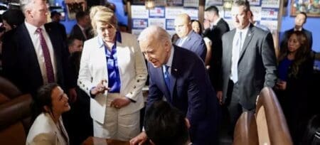 Un poids lourd du Parti démocrate, Adam Schiff, a appelé mercredi le président à passer le flambeau. M. Biden a répondu que seul un problème de santé pourrait l’amener à se retirer. Il a peu après été testé positif au Covid-19 mais a assuré se sentir « bien ».