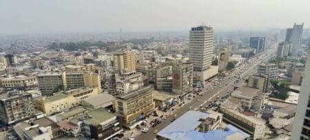 Selon le Fonds monétaire international (FMI), 90% des investissements dans la santé, soit environ 1.273,4 milliards de francs congolais, ont été réalisés par des bailleurs internationaux. La situation est identique dans l'éducation.