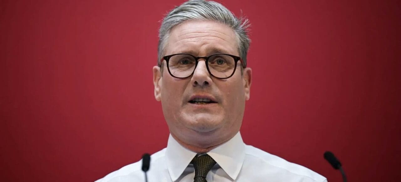 Législatives au Royaume-Uni : large victoire des travaillistes Le Royaume-Uni bascule au centre gauche : les travaillistes ont remporté une victoire écrasante lors des législatives jeudi, mettant fin à 14 ans de pouvoir conservateur et ouvrant les portes de Downing Street à leur chef Keir Starmer.
