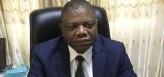 Togo/médias : L’étrange oukase du ministre de la Culture «Il nous a été donné de constater que les postes téléviseurs installés dans les lieux communs et dans les chambres des établissements de tourisme et assimilés font la part belle aux chaînes étrangères au détriment de la chaîne nationale d'information, la Télévision Togolaise (TVT). Il arrive qu'elle ne figure même pas dans les bouquets numériques offerts aux usagers desdits établissements», constate le ministre qui ne précise pas si lui-même regarde la chaîne nationale.
