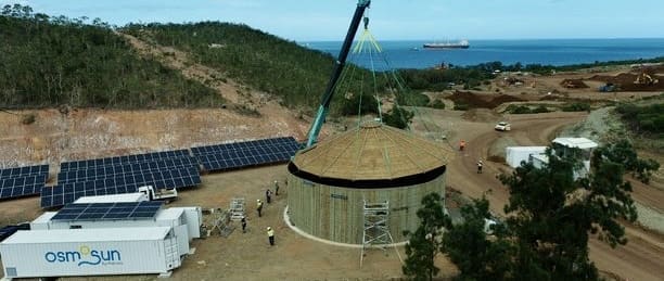 Maroc : Osmosun met en service sa première usine de dessalement L’usine installée dans la région de Guelmim-Oued Noun dans le Sud du Royaume produit de l'eau douce pour le compte de l'entreprise franco-marocaine Sand to Green. Elle permettra d'irriguer une plantation écologique de 38 ha dans le désert marocain dans le cadre d'un projet d'agriculture régénératrice, explique Osmosun dans un communiqué.