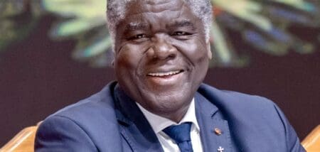 Cette opération a été sursouscrite plus de trois fois, avec un carnet d’ordres évalué à 5,2 milliards de dollars. Signe de l’engouement du marché pour la signature de la Côte d’Ivoire, près de 180 investisseurs institutionnels ont participé à la transaction. L’émission obligataire a été structurée avec une couverture de change euro-dollar, une option qui permet de limiter l’exposition du pays au risque de change.