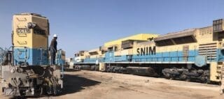 "Au cours de la prochaine décennie, la Mauritanie prévoit de doubler sa capacité de production de minerai de fer pour atteindre plus de 45 millions de tonnes par an. Cet objectif ambitieux implique des investissements importants dans les infrastructures et la logistique", a projeté la BAD dans sa publication.
