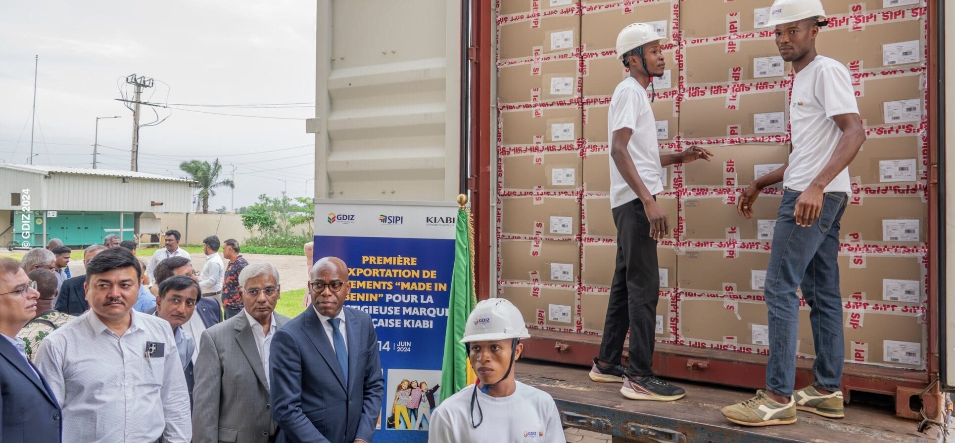 «nous sommes heureux de collaborer avec la Société d’Investissement et de Promotion de l’Industrie Bénin (SIPI-Bénin S.A) qui est en charge de l’aménagement, du développement, de la promotion et de la gestion de la GDIZ. Cette initiative s'inscrit parfaitement dans la stratégie de KIABI visant à rapprocher nos sites de production de nos points de vente. En Afrique, nous disposons de plusieurs magasins, et désormais, grâce à la Zone Industrielle de Glo-Djigbé (GDIZ) , nous produisons des vêtements KIABI à proximité. Notre objectif est de produire trente millions de pièces en Afrique, et ARISE se révèle être le partenaire idéal pour atteindre cet objectif, en intégrant la durabilité et en utilisant du coton 100% Made in Africa. Nous ne sommes qu'au début de cette belle aventure, et nous sommes fiers de la mener avec ARISE et la République du Bénin. »